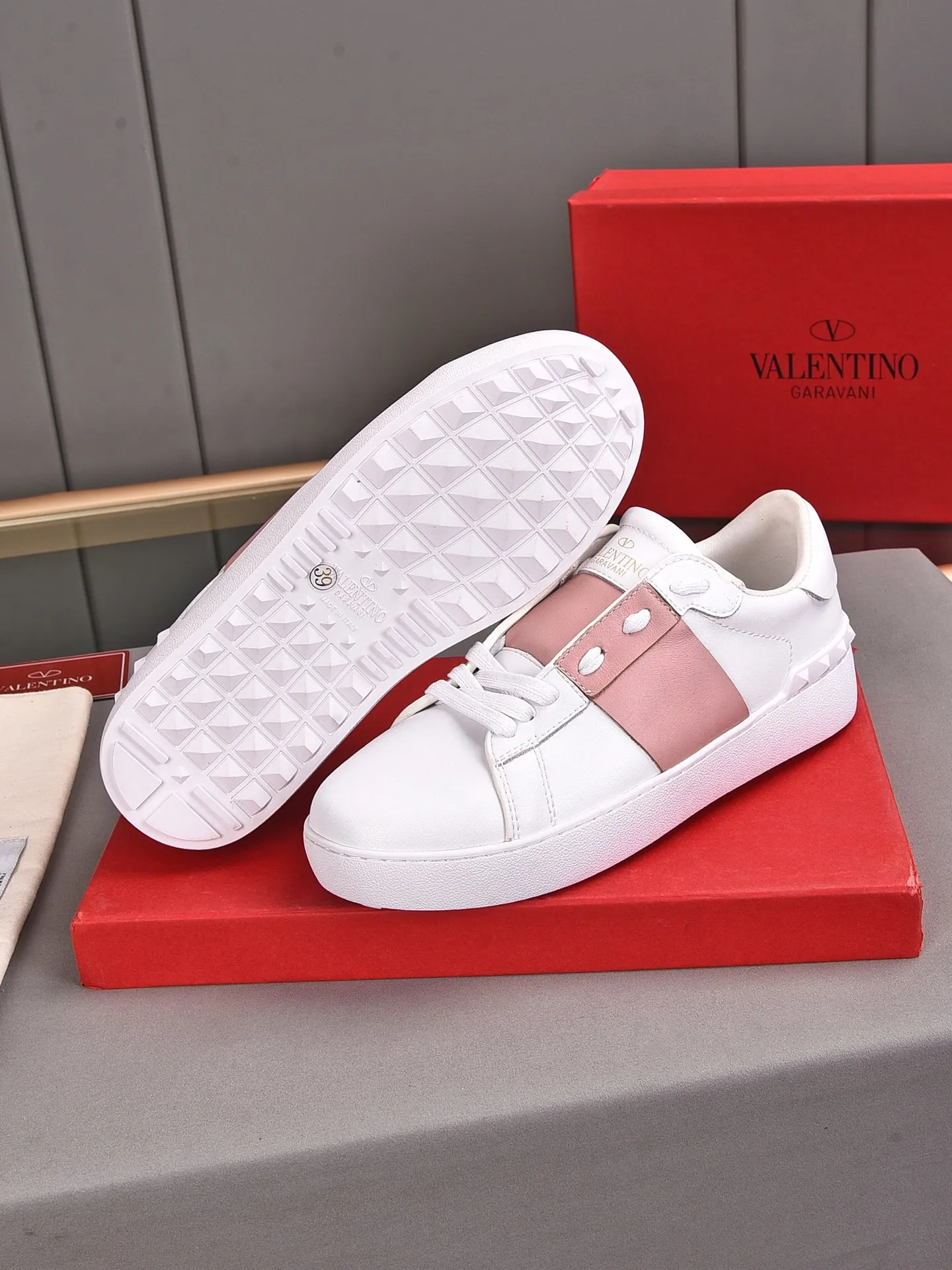 Men's shoes 440💰 (men and women couples) Valentino classic color matching series casual shoes. Made with heavy craftsmanship, good products pay attention to every detail. A must-have trendy item that can be worn all year round, it has been worn by many celebrities and Internet celebrities~~Imported cowhide surface, unique design concept, sheepskin lining, counter quality. Women’s clothing 35-40. Men’s clothing 39-44, 45-46 (returns and exchanges are not supported for custom-made items)